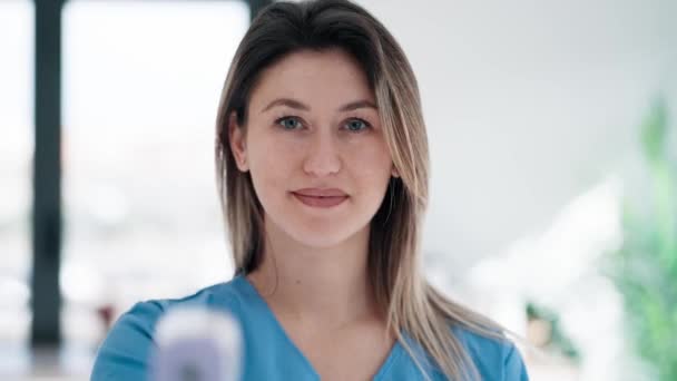 医学相談で温度計で女性患者温度を取る陽気な美しい女性医師のビデオ — ストック動画