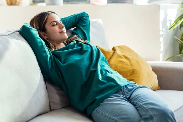 Tiro Mujer Joven Cansada Relajándose Sofá Con Almohada Para Dolor —  Fotos de Stock