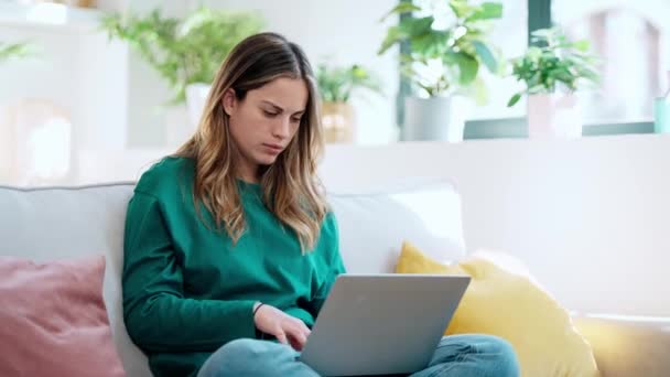 Wideo Wściekłej Młodej Kobiety Pracującej Online Laptopie Siedząc Kanapie Domu — Wideo stockowe