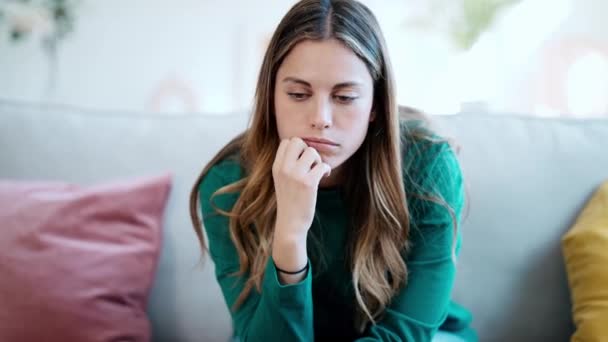 Video Hermosa Joven Pensando Preocupado Sentado Sofá Casa — Vídeos de Stock