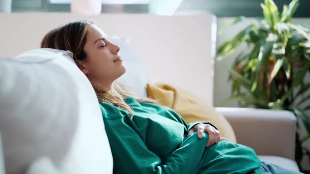 Video Una Joven Mujer Cansada Relajándose Sofá Con Almohada Para — Vídeo de stock