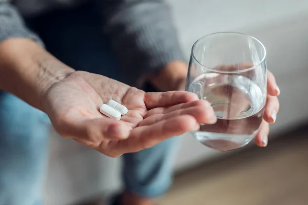 Közelkép Depressziós Szomorú Vesz Tablettát Miközben Otthon Kanapén — Stock Fotó