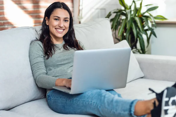 Tiro Bela Jovem Mulher Trabalhando Com Seu Laptop Enquanto Sentado — Fotografia de Stock