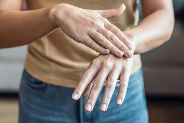 Tiro Mulher Colocando Óleos Essenciais Suas Mãos Casa — Fotografia de Stock