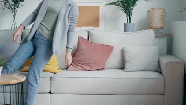Video Wanita Muda Yang Lelah Bersantai Sambil Berbaring Sofa Ruang — Stok Video