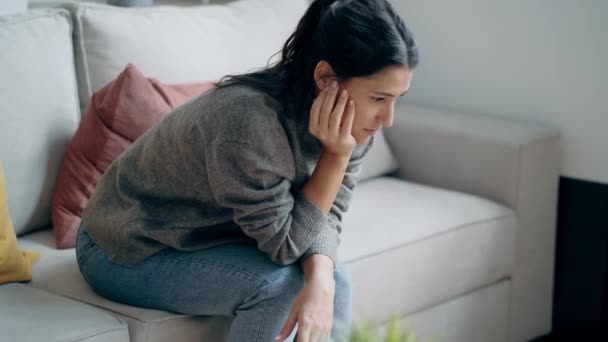Video Mujer Deprimida Preocupada Pensando Mientras Está Sentada Sofá Sala — Vídeos de Stock