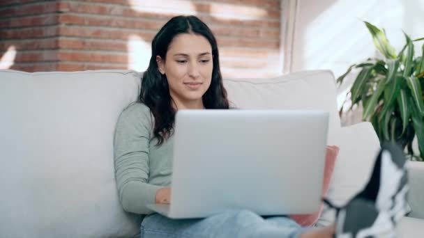 Video Wanita Muda Yang Cantik Bekerja Dengan Laptop Sambil Duduk — Stok Video