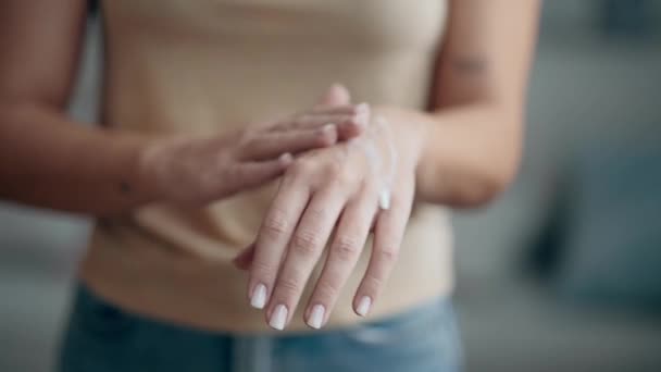 Vídeo Close Mulher Colocando Óleos Essenciais Suas Mãos Casa — Vídeo de Stock