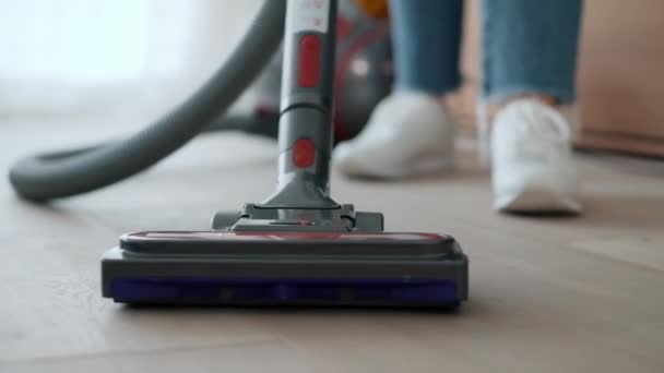 Βίντεο Από Κοντινό Πλάνο Γυναίκας Που Καθαρίζει Πάτωμα Του Σαλονιού — Αρχείο Βίντεο