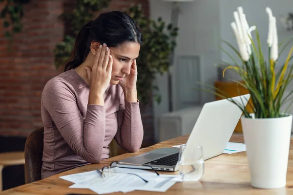 Skott Vacker Ung Kvinna Med Huvudvärk När Arbetar Med — Stockfoto