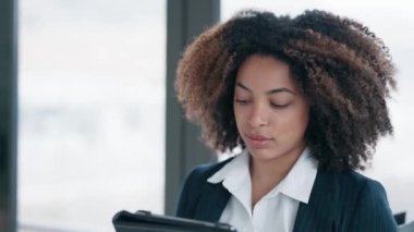 Modern ofiste dijital tabletle çalışan zarif iş kadınının videosu.