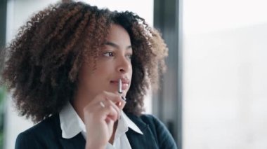 Ofiste elinde kalem tutan düşünceli bir iş kadınının videosu.