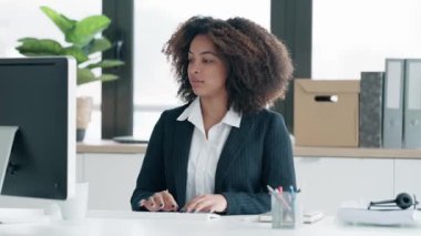 Modern ofiste bilgisayarla çalışan zarif bir iş kadınının videosu.