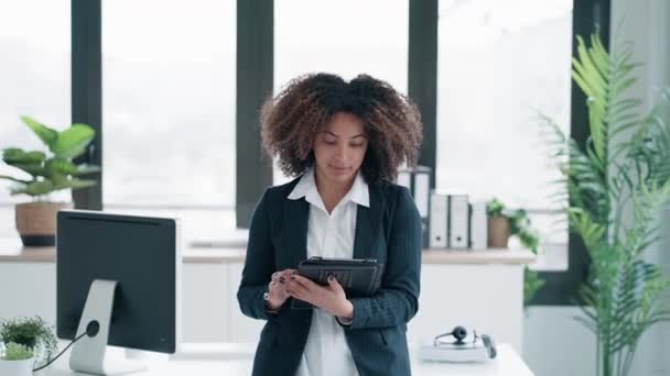 Видео Элегантной Бизнес Женщины Работающей Цифровым Планшетом Современном Офисе — стоковое видео