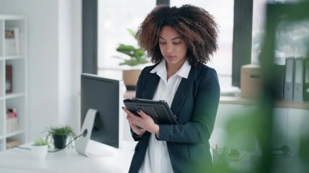 Видео Элегантной Бизнес Женщины Работающей Цифровым Планшетом Современном Офисе — стоковое видео