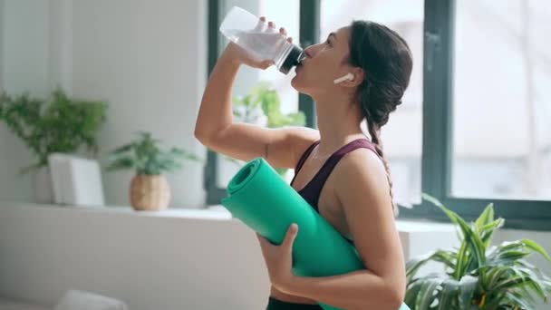 Video Van Sportieve Mooie Vrouw Drinken Van Water Tijdens Het — Stockvideo