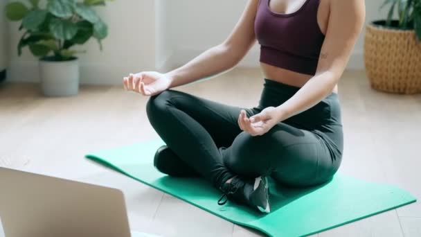 Video Sportig Ung Kvinna Som Gör Yoga Övningar Efter Online — Stockvideo