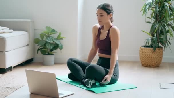 Video Van Sportieve Jonge Vrouw Doet Yoga Oefeningen Online Gymlessen — Stockvideo