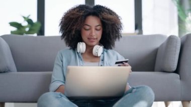 Zeki iş kadınlarının evdeki oturma odasında yerde otururken kredi kartıyla online alışveriş yapmalarını gösteren video.