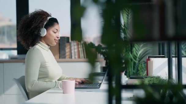 Video Smarta Affärskvinna Som Arbetar Med Bärbar Dator Medan Lyssnar — Stockvideo