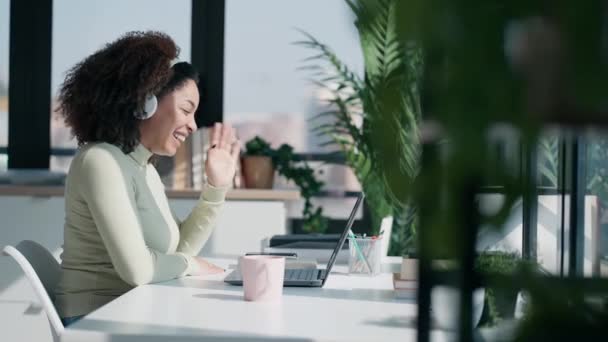 Ofisteki Bilgisayarla Video Görüşmesi Yapmak Için Kulaklık Kullanan Akıllı Bir — Stok video
