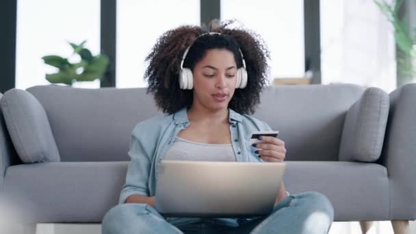一个聪明的女商人坐在客厅的地板上 用信用卡和笔记本电脑在网上购物的视频 — 图库视频影像