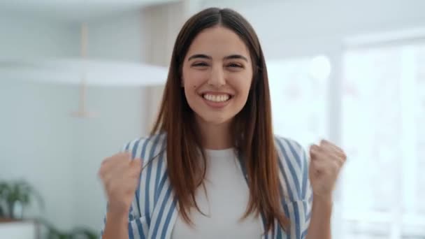 Videó Gyönyörű Boldog Ünnepel Valamit Miközben Nézi Kamera Nappaliban Otthon — Stock videók
