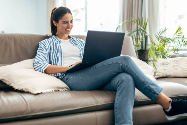 Shot Beautiful Happy Woman Doing Video Call While Sitting Couch — Stock Photo, Image