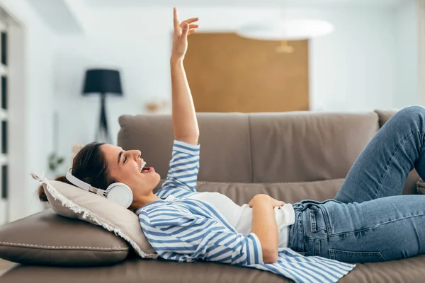 Shot Beautiful Woman Singing While Listening Music Lying Couch Living — Stock Photo, Image