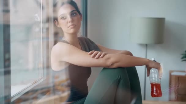 Video Van Een Sportieve Vrouw Die Thuis Yoga Oefeningen Doet — Stockvideo