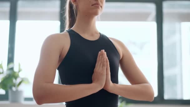 Video Van Een Sportieve Vrouw Die Thuis Yoga Oefeningen Doet — Stockvideo