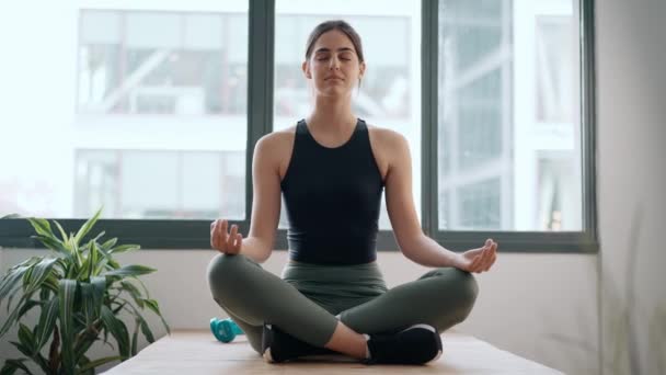 Evde Yoga Yapan Sportif Bir Kadının Videosu — Stok video