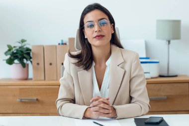 Ofiste çalışırken güzel, zarif bir iş kadınının video araması.