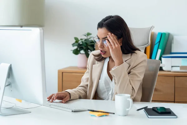 Tiro Mujer Negocios Preocupada Que Trabaja Con Computadora Mientras Tiene — Foto de Stock