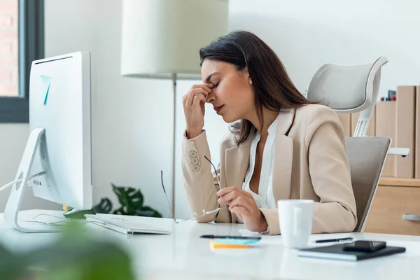 Tiro Mujer Negocios Abrumada Estresada Que Trabaja Con Computadora Mientras — Foto de Stock