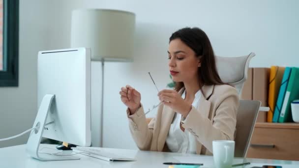 Ofiste Baş Ağrısı Çekerken Bilgisayarla Çalışan Stresli Kadınının Videosu — Stok video