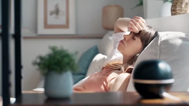 Evdeki Oturma Odasındaki Kanepede Dinlenen Güzel Yorgun Kadının Videosu — Stok video