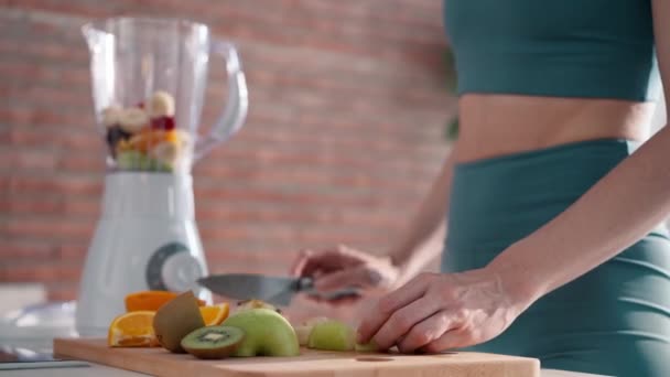 Βίντεο Από Όμορφη Σπορ Γυναίκα Που Κόβει Μερικά Λαχανικά Και — Αρχείο Βίντεο