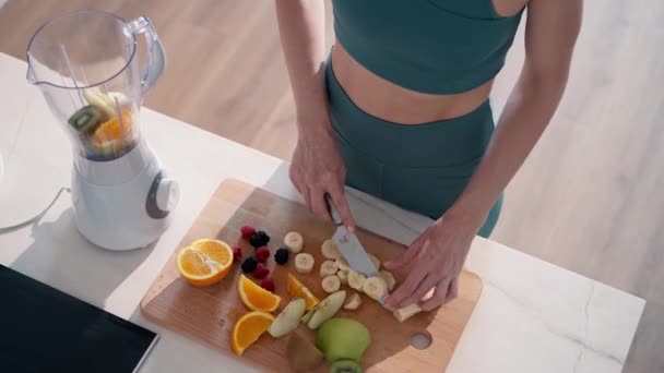 Video Van Mooie Sportieve Vrouw Snijden Sommige Groenten Fruit Tijdens — Stockvideo