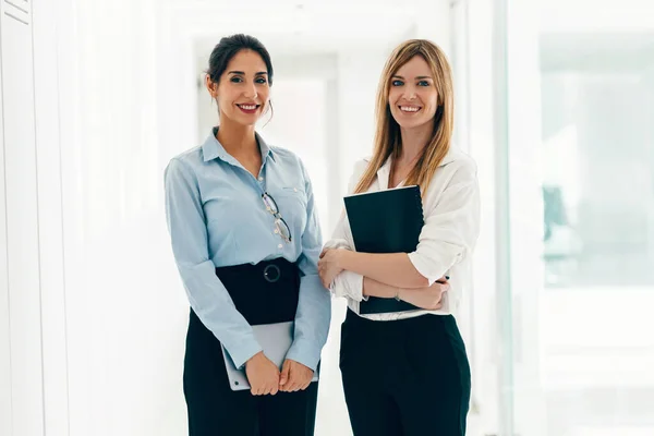 Prise Vue Deux Élégantes Femmes Affaires Attrayantes Travaillant Avec Une — Photo