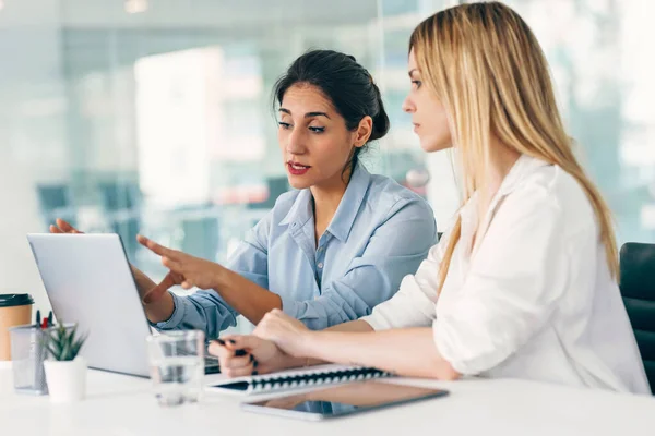 Tiro Duas Mulheres Negócios Elegantes Conversando Enquanto Trabalham Juntas Uma — Fotografia de Stock