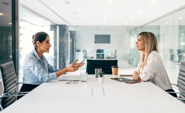 Fotografía Dos Elegantes Empresarias Hablando Mientras Trabajan Juntas Una Startup — Foto de Stock