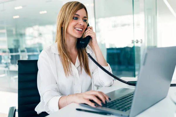 Tiro Elegante Atractiva Mujer Negocios Hablando Con Teléfono Mientras Trabaja —  Fotos de Stock