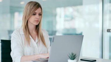 Modern bir girişimde sorun yaşarken dizüstü bilgisayarla çalışan endişeli iş kadınının videosu