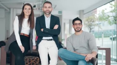 Ortak çalışma alanı ile ilgili toplantıda kameraya bakarken çalışan akıllı girişimcilerin videosu.
