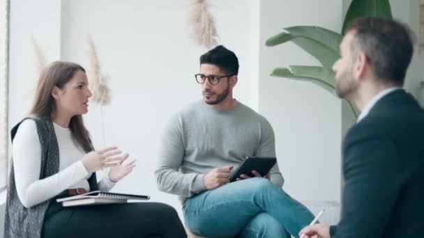 コワーキングスペースでのミーティングで話しながら働くスマート起業家のビデオ — ストック動画