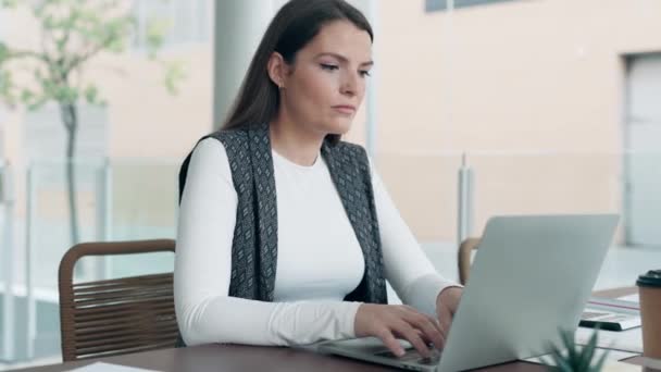 Video Hermosa Mujer Negocios Que Trabaja Con Ordenador Portátil Lugar — Vídeo de stock