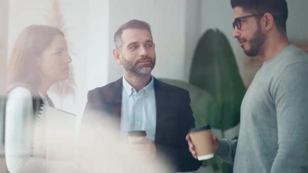 Βίντεο Των Έξυπνων Επιχειρηματιών Που Εργάζονται Ενώ Μιλούν Μια Συνάντηση — Αρχείο Βίντεο