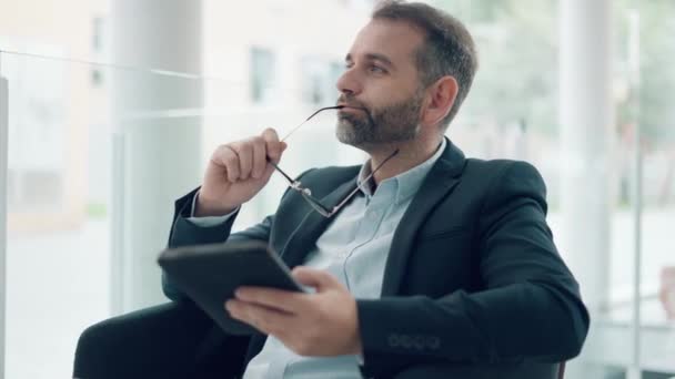 Video Elegante Hombre Negocios Guapo Trabajando Con Una Tableta Digital — Vídeo de stock