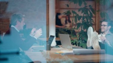 İki yakışıklı girişimcinin iş yerinde konuşurken konuştuğu bir video.